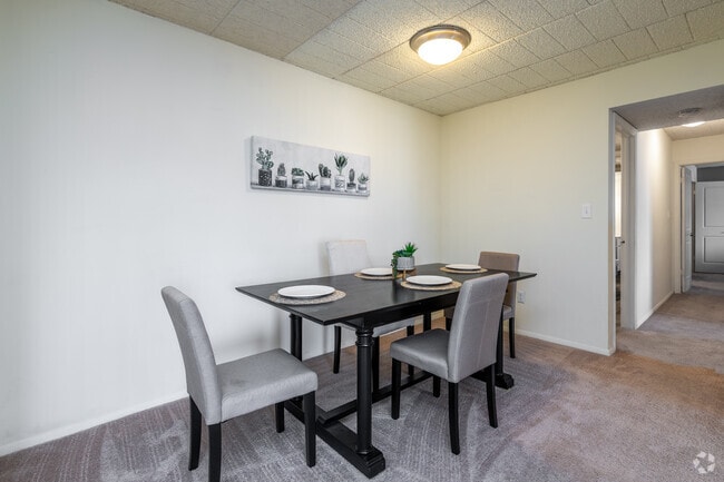 2BR, 2BA - 1,066SF - Diningroom