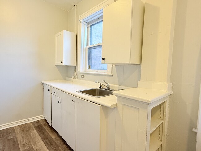 Photo - 1441 Wyandotte St E Unit 2