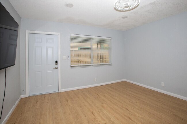 Photo - 1135 NW 6th Ave