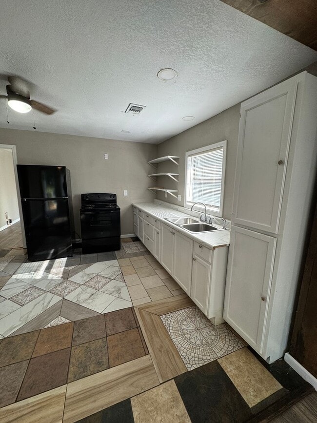 Photo - 3 Bedroom / 1 Bath Available Now in Jonesboro