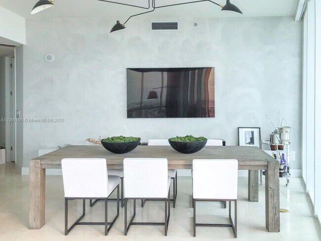 Photo - 100 South Pointe Dr Unidad 2201