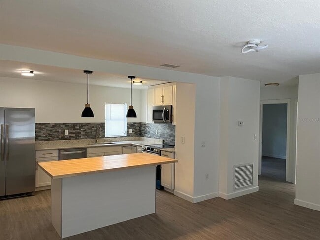 Photo - 415 W Oak Dr