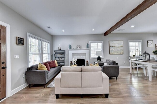 Photo - 663 Bryan St SE