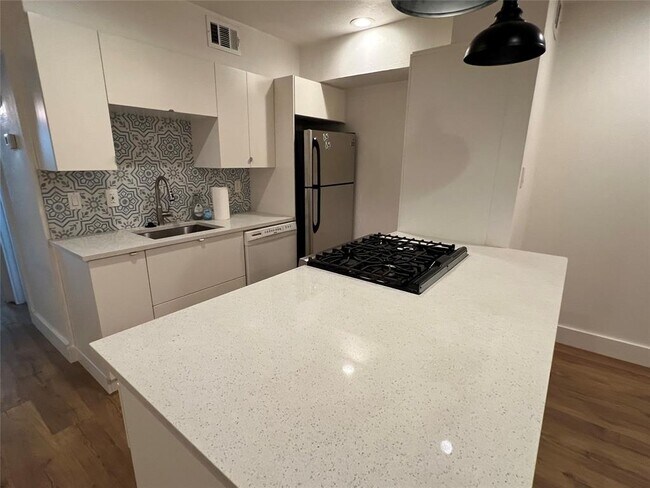 Photo - 505 W 7th St Unit 114