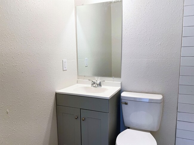 Building Photo - 201 Eastwood St Unit 1 Rental