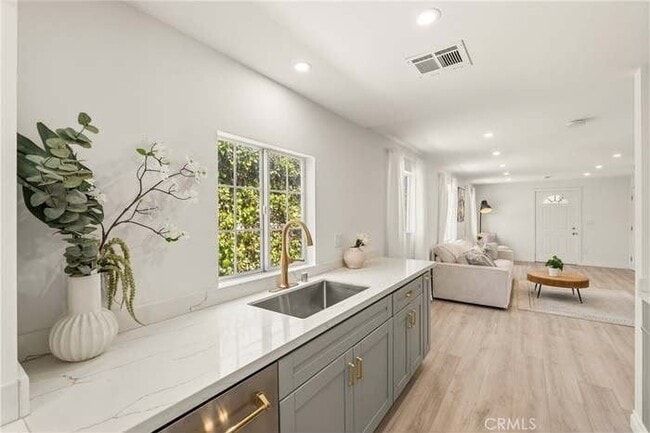 Photo - 10607 Whitegate Ave