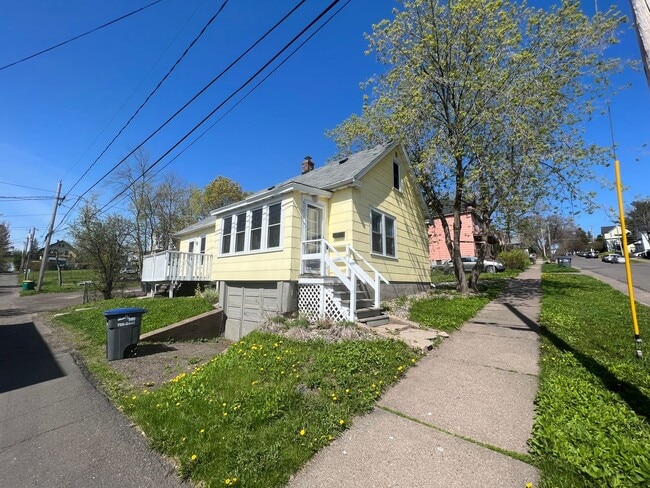 Building Photo - AVAILABLE JUNE - Perfect 2 Bed 1 Bath In Hillside Neighborhood