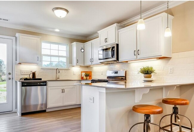 Photo - Modern End-Unit Townhome with Main-Level Primary Suite & Loft in Strawberry Creek