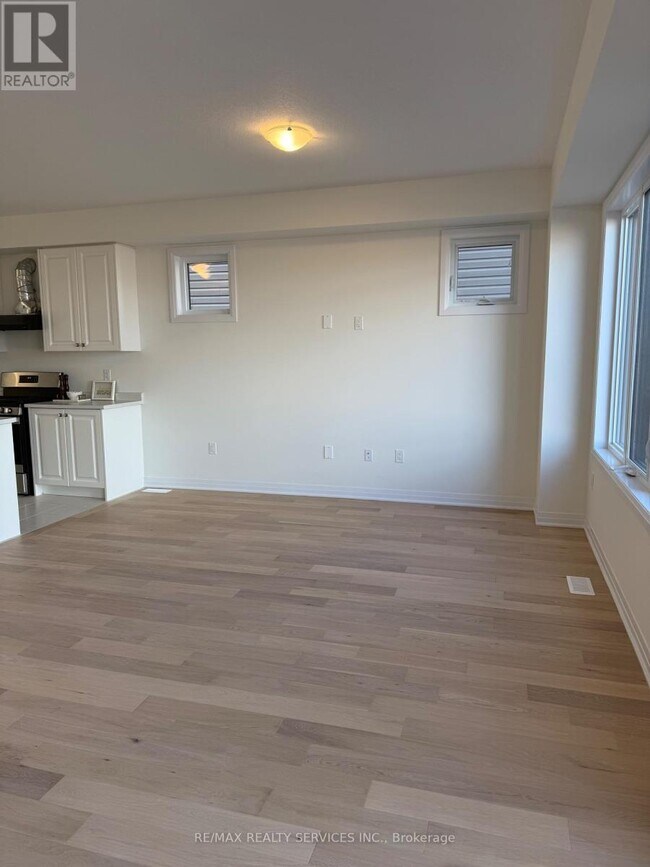 64 Masters St
