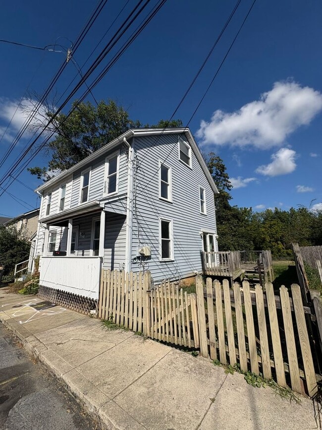 Photo - 225 Mary St