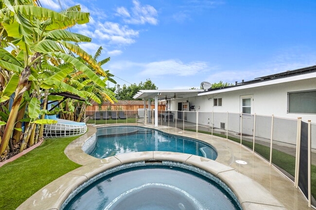 Photo - 1581 Baker St