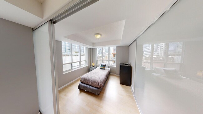 Photo - 136 Simcoe St Unit FL1-ID1031081P