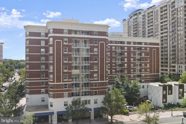 Building Photo - 880 N Pollard St Unit 804