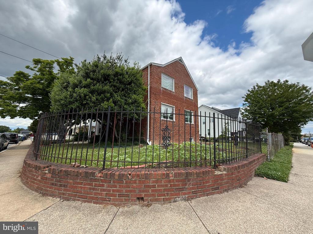 Photo - 1327 S Queen St