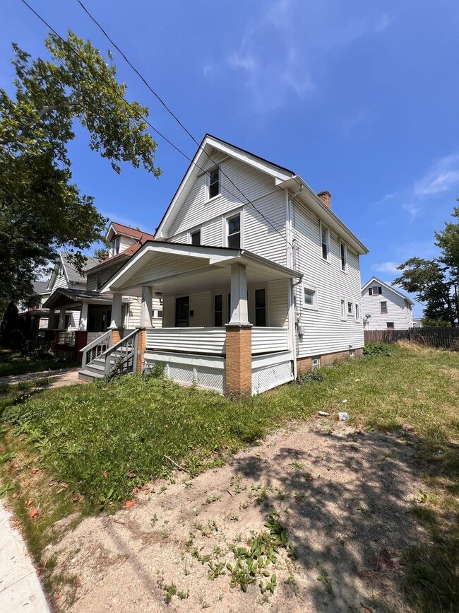 Building Photo - 15407 School Ave