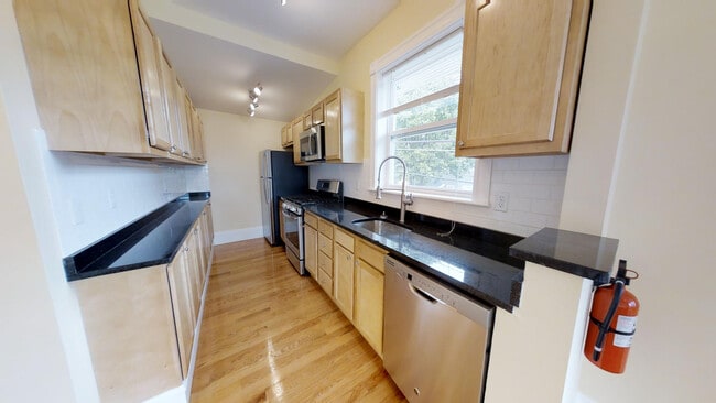 Building Photo - 48 Lowell St Unit 1