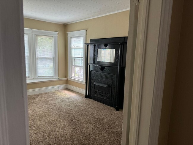 Photo - 487 Alexander St