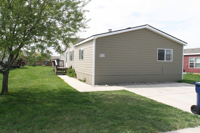 Building Photo - 3 bed 2 bath home with fireplace