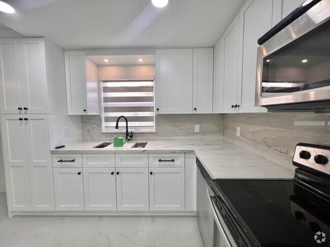 Building Photo - 720 N Dixie Hwy Unit 203 Rental