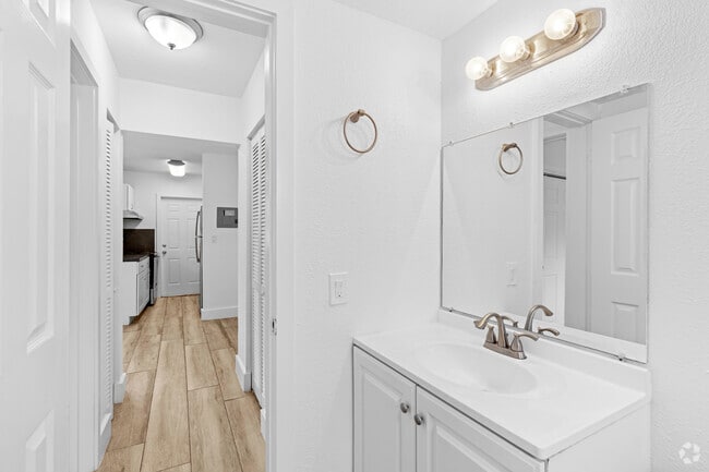 2 BR, 1 BA - 725SF - Bathroom