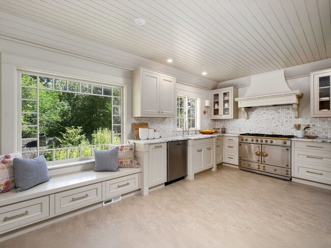 Photo - Gorgeous Victorian Home Ready to Rent! Hug...