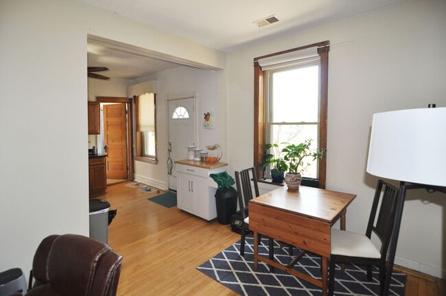 Photo - UK Village Updated 1 BED. Separate Living/Dining Rooms. Free Internet/DirecTV. Laundry. DECK. Yard. Unidad 1016-2