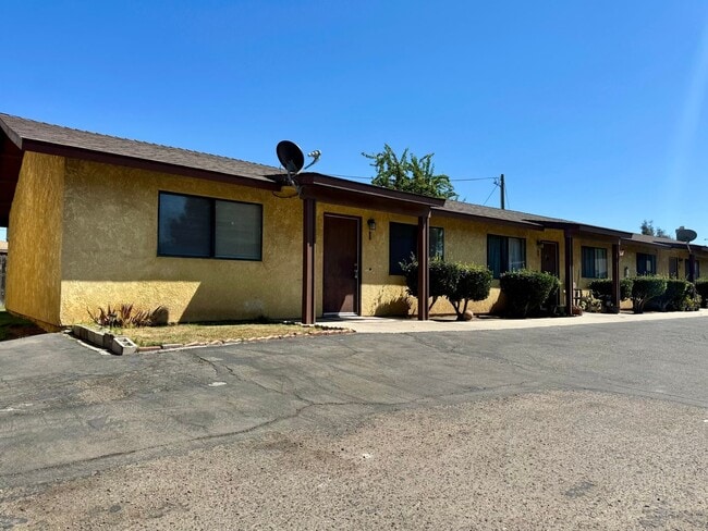 Building Photo - Updated, 2 bedroom, 1 bath apartment tucke... Unit I