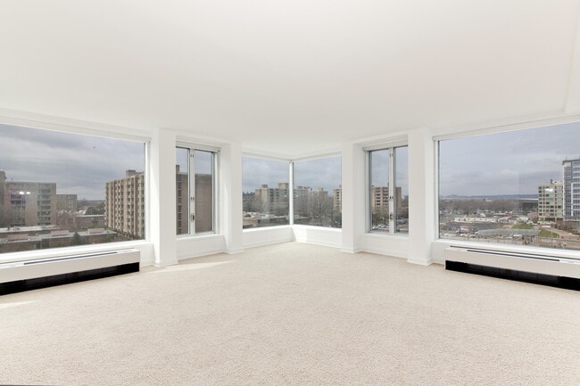 Building Photo - Sunny 1 bedroom condo in SW Waterfront!