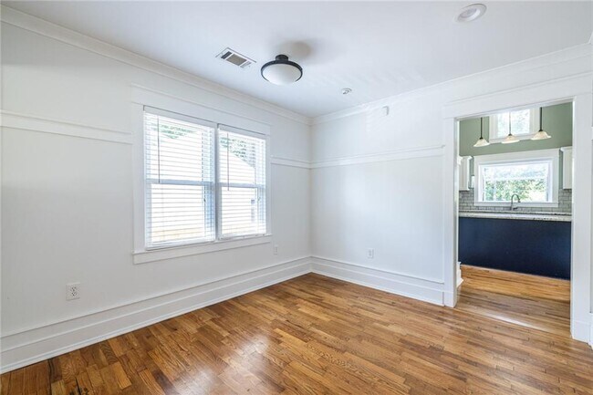 Photo - 577 Glenwood Pl SE