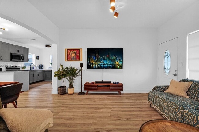 Photo - 274 NW 43rd St