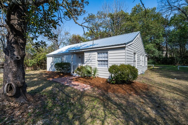 Building Photo - Spacious 3BR/2BA – 1,480 Sq Ft of Comforta... Rental
