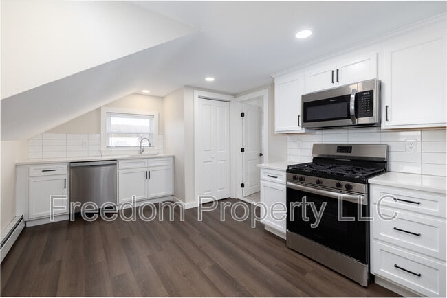 Building Photo - 28 Aircraft Rd Unit I