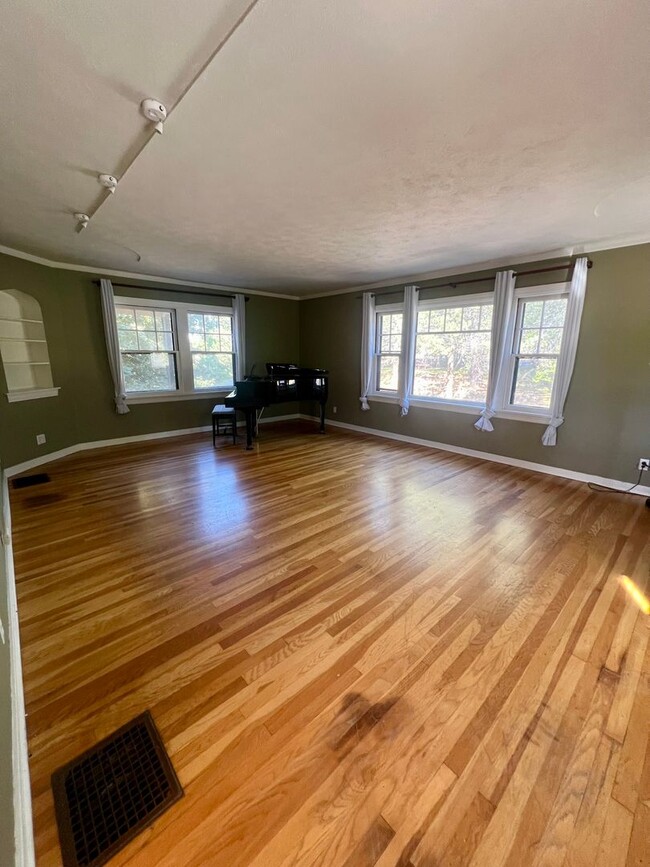 Photo - 4 Bedroom, 3.5 Bathroom Home - Located nea...