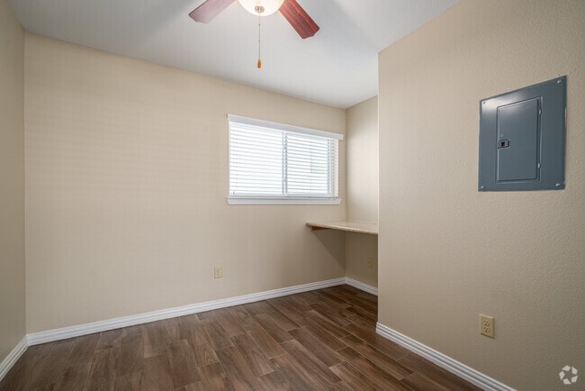 1BR, 1BA - 780SF - Study - Twin Pines