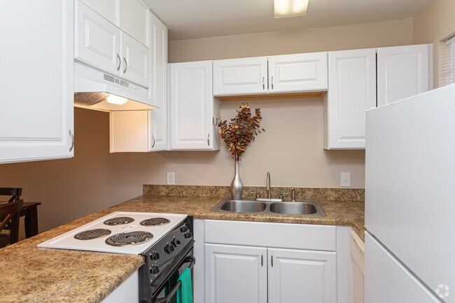 2 BR, 1 BA - 915 SF