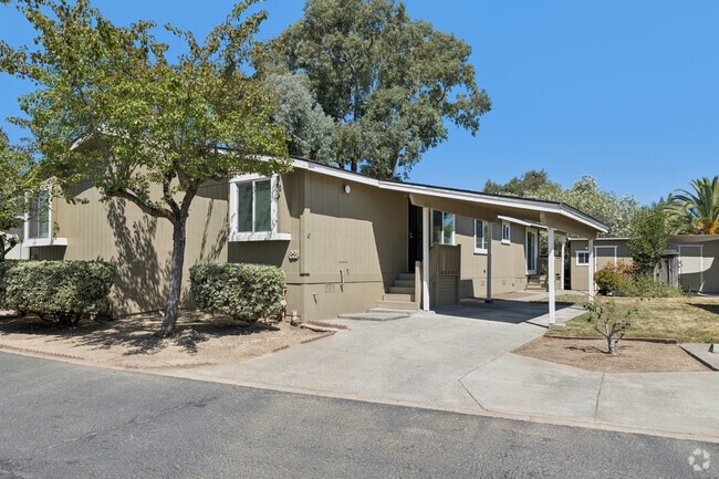 2BR, 2BA - 1140SF - Exterior
