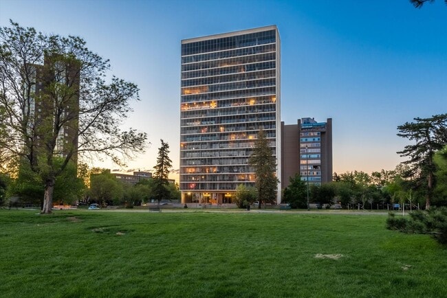 Building Photo - Stunning 1 bed 1 bath 10th floor unit overlooking the park!