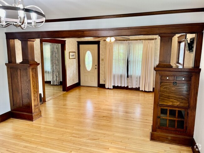 Building Photo - W61N413 Washington Ave Rental