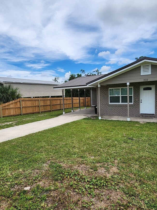 Photo - 202 Hill Dr