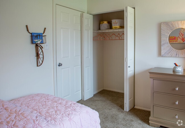 2BR, 2BA - 899 SF