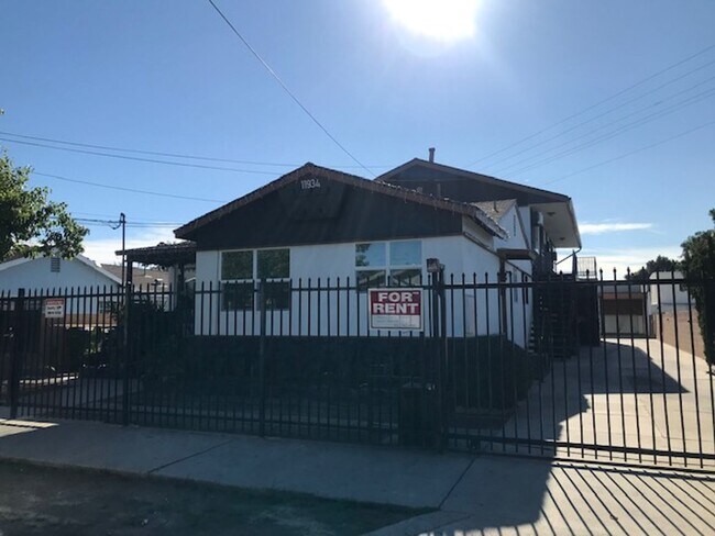 Building Photo - RUNNYMEDE Unit 0003