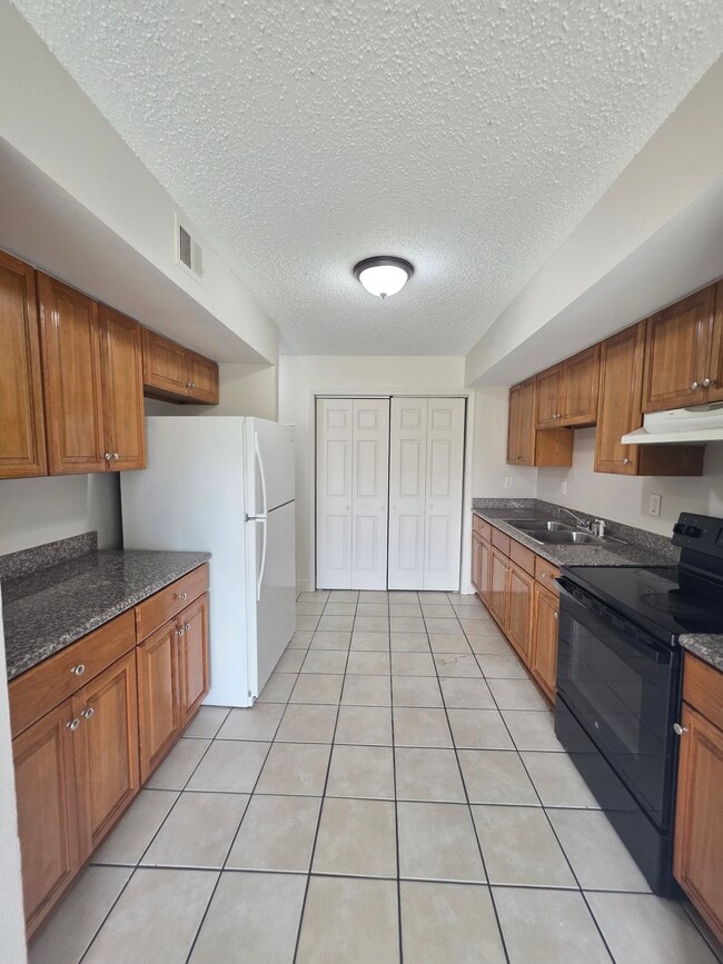 Building Photo - 46 Carriage Ln Unit D