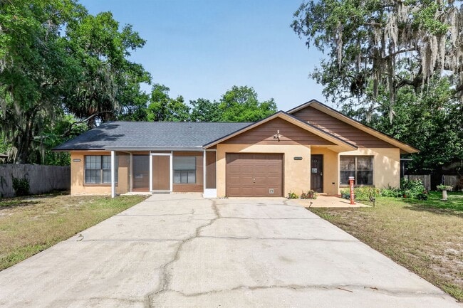 Building Photo - 2/2 Duplex in Umatilla w/ Private Fenced Yard & Dual Screened Patios!