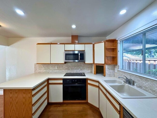 Photo - 2047 Montecito Ave