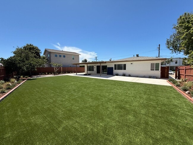 Building Photo - 7 Bed House in Prime Location, Steps to Ca...