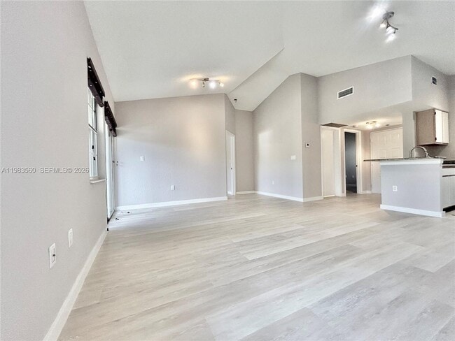 Photo - 2811 N Oakland Forest Dr Unit 306