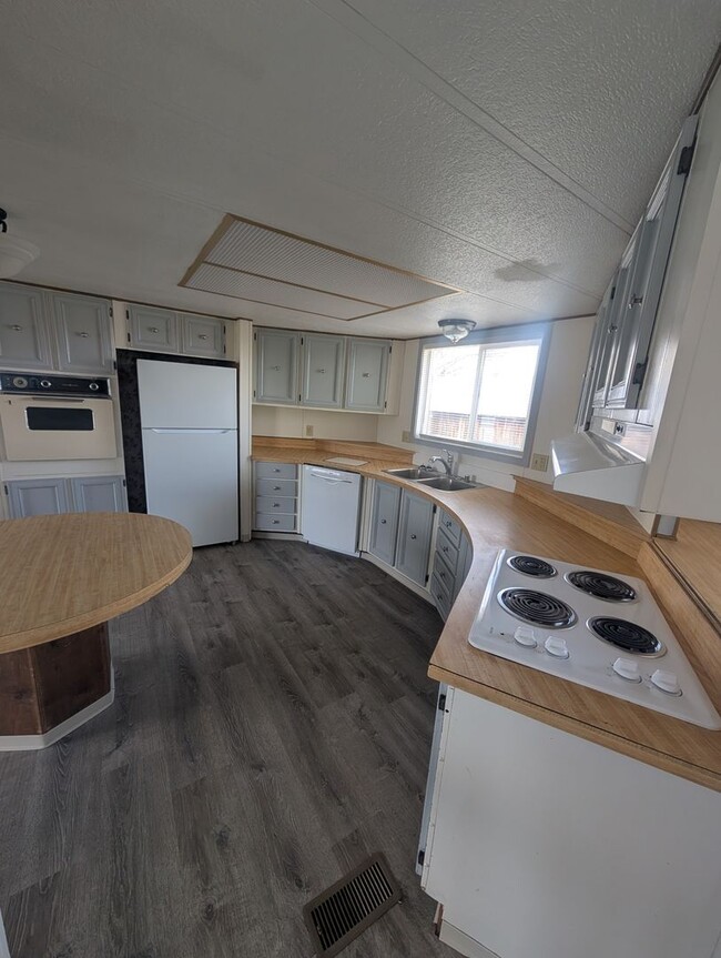 Photo - 8216 Homedale Rd