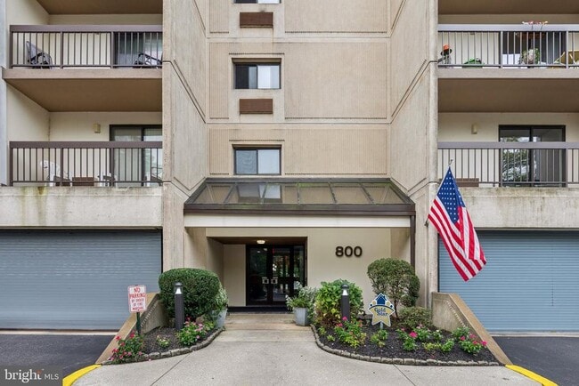 Building Photo - 800 Avondale Rd Unit 6C