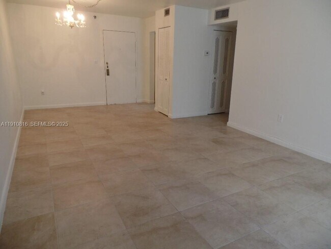 Photo - 1623 Collins Ave Unidad 614