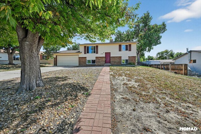 4BR House in Aurora - 4BR House in Aurora